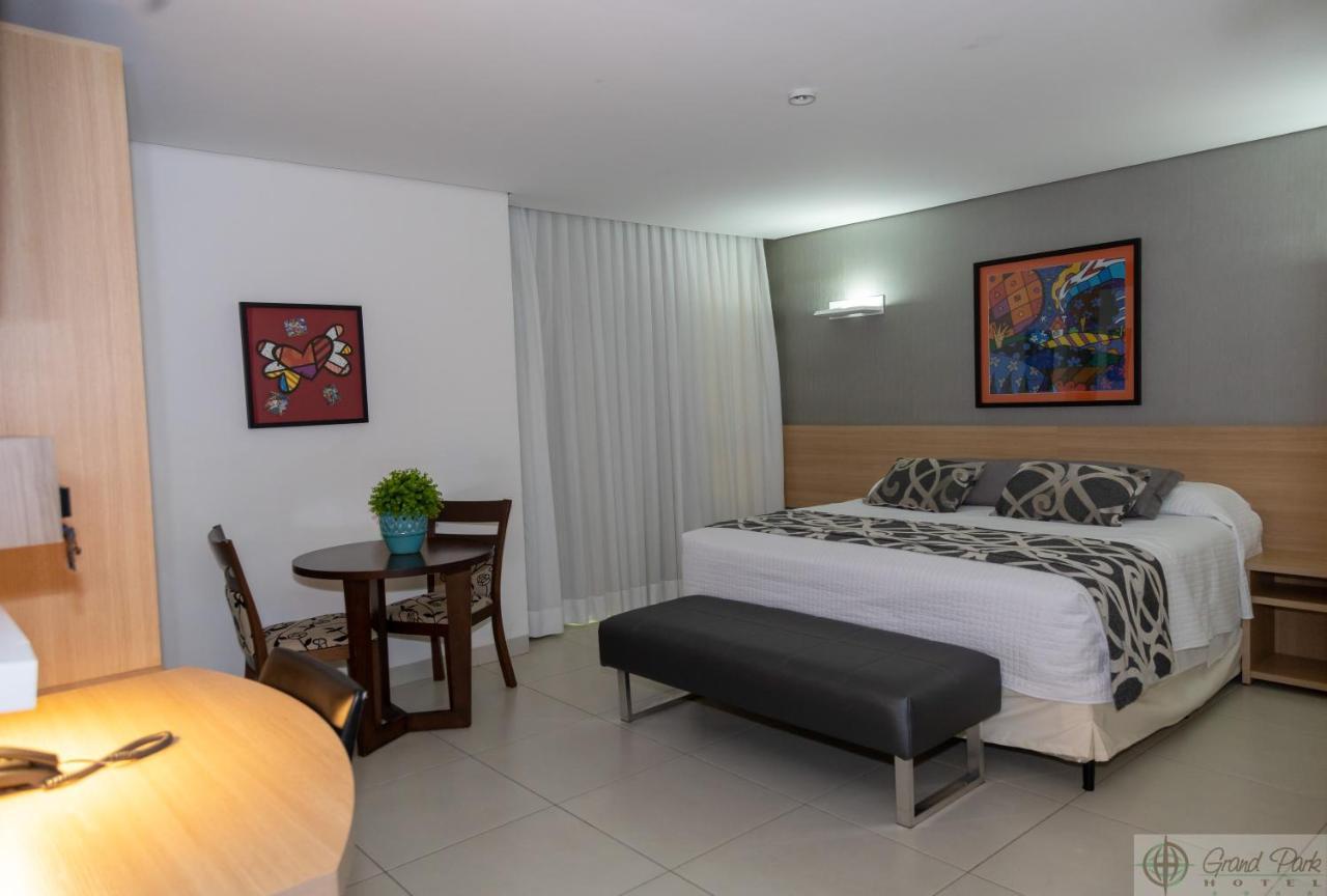 Hotel Grand Park Кампо Гранде Екстериор снимка