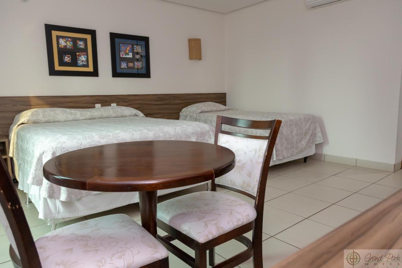 Hotel Grand Park Кампо Гранде Екстериор снимка